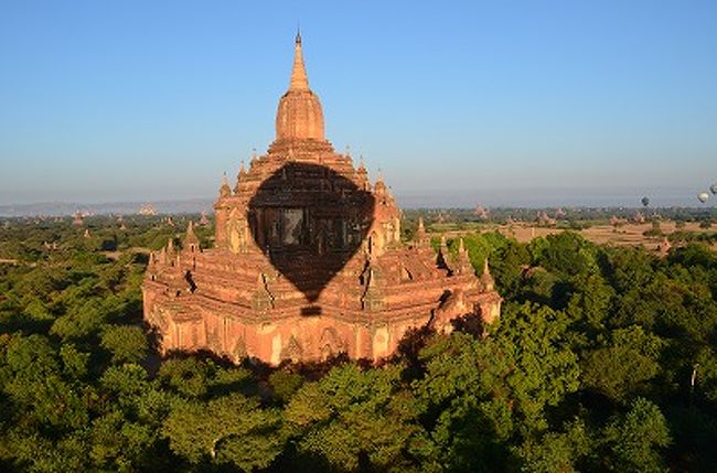 アジアの中で今注目されているミャンマー。<br />仏教信仰が厚いので、人々が非常に穏やか、優しい、なんとも癒される国です。<br /><br />今回は7泊で、さっとメインどころを観光しました。<br /><br />まず、ミャンマー入国にはビザが必要なので、これは出発前の準備。<br />それとミャンマーでは自分の誕生日の曜日を調べていくことが大事。<br />これ、曜日毎に神様が違うので、絶対必要、そしてミャンマー訪問には<br />これは知っていたほうが、現地の方との話の上でよいでしょう。<br />※知らない、と言えないかも。<br /><br />さて、国際線到着はヤンゴン。（マンダレーもあるが、日本からはヤンゴンがよいかな）<br />ヤンゴンにて金ぴかのシュエダゴンパゴダは必見。<br />スーレーパゴダも夜のライトアップは綺麗。<br /><br />年末の12月31日も特に行事はなし。<br />ホテルなどでは夜中までのショーは開かれているが、<br />市内観光には支障はないですね。<br /><br />次にバガン。<br />これは仏塔建ち並ぶ街。<br />数えきれない仏塔です。圧倒されます。<br />夕焼けもよし、また最高なのは、早朝気球からのバガンを眺められるのは感動の一言。<br />頑張ってポッパ山に登るのもよし。<br />777段の階段、がんばって登りました。<br /><br />インレー湖。<br />最高に気持ちよし。究極のリゾート地。<br />ホテルは湖上。<br />簡単に湖上といっても、船着き場から船で50分、湖の中に行きます。<br />船も水しぶきを上げながらなので寒い。でも気持ちいい。<br />湖上ホテルは夜はとっても静か。<br />ちょっと揺れたりして。。。<br /><br />インレー近くのカックー遺跡もこれまたバゴダたくさんでびっくり。<br /><br />インレーの水上村には「首長族」もいますよ。<br />ちょっとこの首にはめている金属を持ってみたが、かなり重い。<br />これをずっと付けている女性、って。すごい。<br />首が長くなるのではなくって、肩が下がるのでしょう・<br />インレーのサンライズ、サンセット、とても美しい。<br />またインレー独特の片足での船操縦はなんともユニーク。<br />魚とりにはこのスタイルがベスト。<br /><br />インレーからヤンゴンにもどり、これが今回、一番懸念していた<br />ゴールデンロック。<br />チャイテーヨー。<br />ミャンマーの方の聖地。<br />混載車のトラックの荷台、60人ぐらいギュウギュウ詰めで50分ぐらい<br />揺れながら走る。<br />その後の山登り、結構きつい。<br /><br />頂上はゴールデンロック。<br />と思いきや、すぐそこに見えるのに、人が一杯で進めない。<br />ちょうど祭日にぶつかったせいで、各地から集まっている。<br />宿泊場所はこの寺院の敷地。<br />みんな弁当持ち、またシートや毛布持ちでその場に寝る。<br />歩けない！！<br />でも、どうにかロックまでたどり着いても、男性のみ、触ることができる。<br /><br />お坊さんもたくさん。まさしく聖なる地。<br /><br />ロックの山頂付近の宿に宿泊。<br />ラッキーだった。<br /><br />翌日は山から下り、下りはまだラク。<br />しかし、やはり膝が笑う。<br /><br />帰国日、「ビルマの竪琴」の舞台のバゴー観光。<br />その後ミャンマーの締めは「火鍋」で<br />思いっきり汗を流して空港へ。<br /><br />という旅行でした。<br /><br />残念ながらまだ写真の整理ができていません。<br />後ほど掲載を。<br /><br /><br />