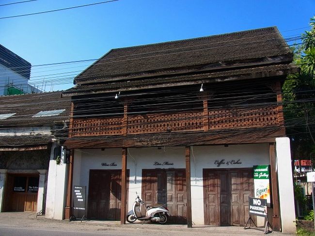 チェンマイ最終日は市場や古いチークの建物巡りなどをしました。チェンマイはタイ北部最大の町とのことでしたが、バンコクとはかなり差があるのんびりした町で、とても気に入りました。<br /><br />*MENU*<br />《1》出発〜チェンマイお寺巡り前編<br />http://4travel.jp/traveler/kantaro/album/10728219/<br />《2》チェンマイお寺巡り後編<br />http://4travel.jp/traveler/kantaro/album/10728225/<br />《3》ドーイ・プイ＆ドイステープ<br />http://4travel.jp/traveler/kantaro/album/10728231/<br />《4》チェンライ<br />http://4travel.jp/traveler/kantaro/album/10728240/<br />《5》少数民族の村＆メーサーイ国境<br />http://4travel.jp/traveler/kantaro/album/10740402/<br />《6》ミャンマーのタチレク<br />http://4travel.jp/traveler/kantaro/album/10740404/<br />《7》ゴールデン・トライアングル<br />http://4travel.jp/traveler/kantaro/album/10740406/<br />《8》ワローロット市場＆チャルンラート通り<br />http://4travel.jp/traveler/kantaro/album/10740409/<br />《9》スコータイ前編<br />http://4travel.jp/traveler/kantaro/album/10746416/<br />《10》スコータイ後編<br />http://4travel.jp/traveler/kantaro/album/10746417/