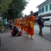 メコン川のほとりに素朴な仏教徒が暮らすラオスへの旅　その４　ラオス航空に乗ってビエンチャンからルアンパバーンへ＆ルアンパバーンの朝の托鉢