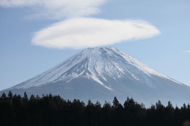 三連休初日、お天気が良さそうなので今年初の富士山へ<br />綺麗に見えました〜<br />雲も面白い(^_^)<br />いつもの田貫湖ではなく、今日は久しぶりに本栖湖へ<br />時間的に逆さ富士は見ることは出来なかったけど、<br />すっきり晴れて、さすが日本一！素晴らしい富士山が見れました(^o^)<br />たくさんパワーもらって来ましたよ〜