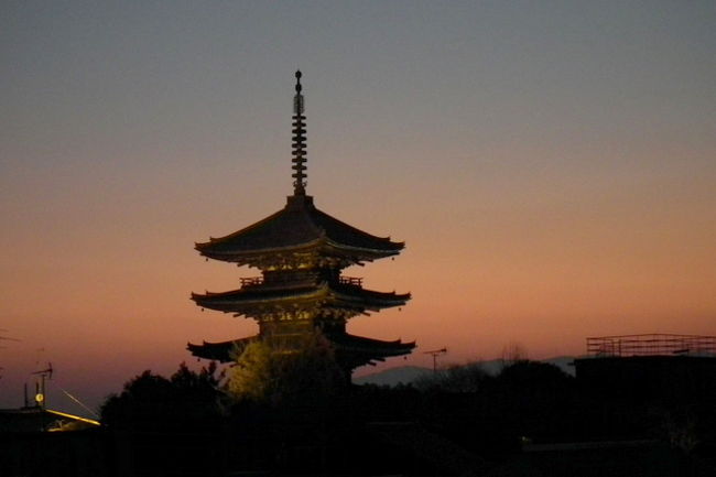 本日は、前厄除け祈願で石清水八幡宮へお参りに行って来ました<br />自宅を出たのが遅く石清水八幡宮での祈願も時間がかかってしまい<br />ここで東福寺は諦めました<br />そして四条へ出たのが15時過ぎ　Jam　Hostelでコーヒーを頂き<br />15時30分過ぎ近くの建仁寺へ行って見ることにしました<br />建仁寺の両足院が只今特別公開中で入ってみました<br />建仁寺の脇門から正門へ周り六波羅蜜寺から六道珍皇寺と歩き<br />東大路を渡って八坂の塔の夕日・・・・に間に合わず・・・・<br />二年坂から三年坂を歩いて黄昏の八坂の塔を撮影してきました