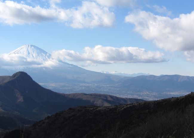 2012年の登り納めは正真正銘の最終日、12月31日。<br />年が明けて、今年最初の山に選んだのは、箱根の一画である明神ヶ岳。<br /><br />そもそも山歩きを始めるきっかけとなった山で、初回のルートはもっとも一般的な大雄山最乗寺から登るルートだった。<br /><br />その後、昨年の4月30日の金時山登山(<br />http://4travel.jp/traveler/sham203/album/10666806/)の翌日に矢倉沢峠からのルートを計画していたのだが、雨で断念した経緯がある。<br /><br />今回はそのリベンジの意味もあったので、ルートは前回計画と同じ、公時神社~矢倉沢峠~明神ヶ岳~明星ヶ岳~宮城野の予定。<br /><br />しかし今回ものっけから大トラブルで…
