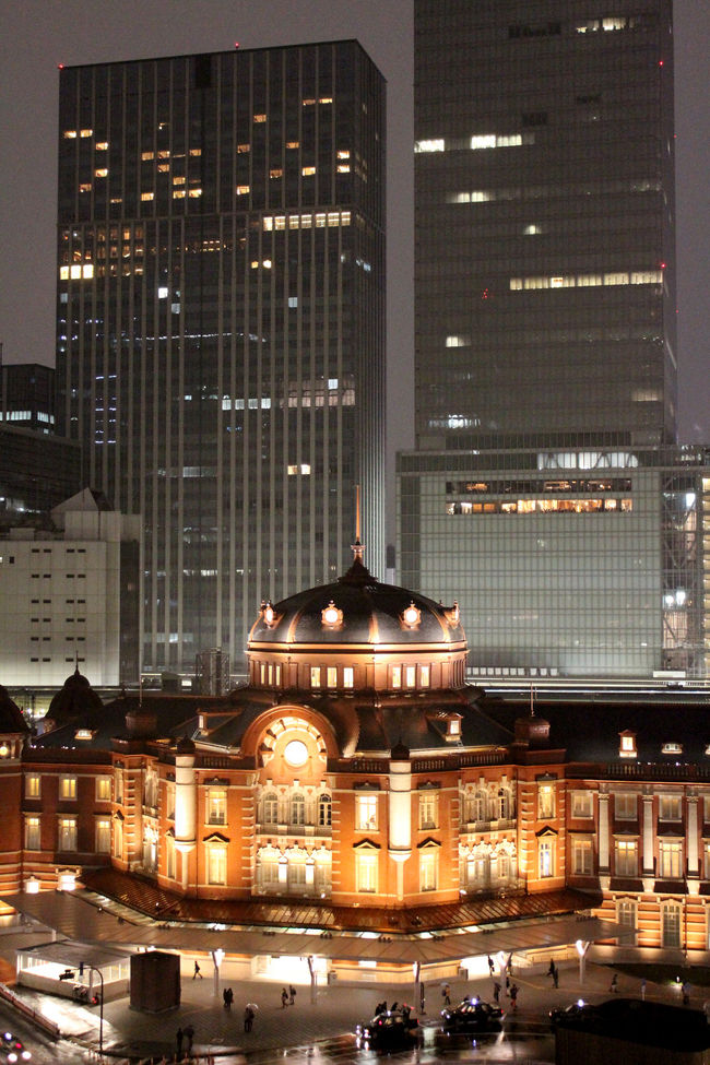 2012年秋、東京駅と共に、新しく生まれ変わった東京ステーションホテルに泊まりたくて、計画した12月の東京1泊旅行。<br /><br />たった1泊しかない今回の東京旅なので、思う存分時間を有効に使いたい！！ってことで、初めて夜行バスを利用して。。。<br />バスの1階に4席しかないプレミアムシートなら眠れるかしら？と思ったんだけれど、、、、（笑）<br />あまり眠れなかった。。。<br />でも、旅という高テンションがモノを言い、人形町から丸の内まで町歩き・・・♪<br /><br />ちょっと早めの14時半にチェックインをした後は、、<br />少しホテルで寛いで、16時からの夕食に・・・<br />かなり早い時間の夕食で、れいろんさん＆るなさんとの再会、そしてsusanaちゃんとの初対面を達成しました〜〜〜！<br />関西のお好み焼き店「ぼてじゅう」の高級店という位置づけの「ぼてじゅう燦」<br />関西にはないから、東京で行ってみたかったんだ〜<br />そういう訳で、このお店を選んだにも関わらず、普通にお好み焼き屋さんじゃん！といった印象。<br />「千房」の高級店「ぷれじでんと千房」の高級感とはえらい違いだったわ！！！<br />でも、楽しいオフ会で、あっという間に時間が経過。。。<br />カレッタ汐留で、素敵なクリスマスイルミネーションが展開されているから、オフの後、皆で立ち寄って・・・<br /><br />帰り道、、、<br />汐留から東京駅まで街明かりを見ながらの街歩き♪<br />昼間の人形町よりも数段楽しい街歩きになったかも（笑）<br /><br /><br />ぼてじゅう燦　　http://www.botejyu.co.jp/san/<br />カレッタ汐留リュミエの森　　http://www.caretta.jp/event/Illumination2012/about.html<br />新丸ビルビュースポット　　http://www.marunouchi.com/feature_jp/tokyo-view/<br />東京ステーションホテル　　http://www.tokyostationhotel.jp/