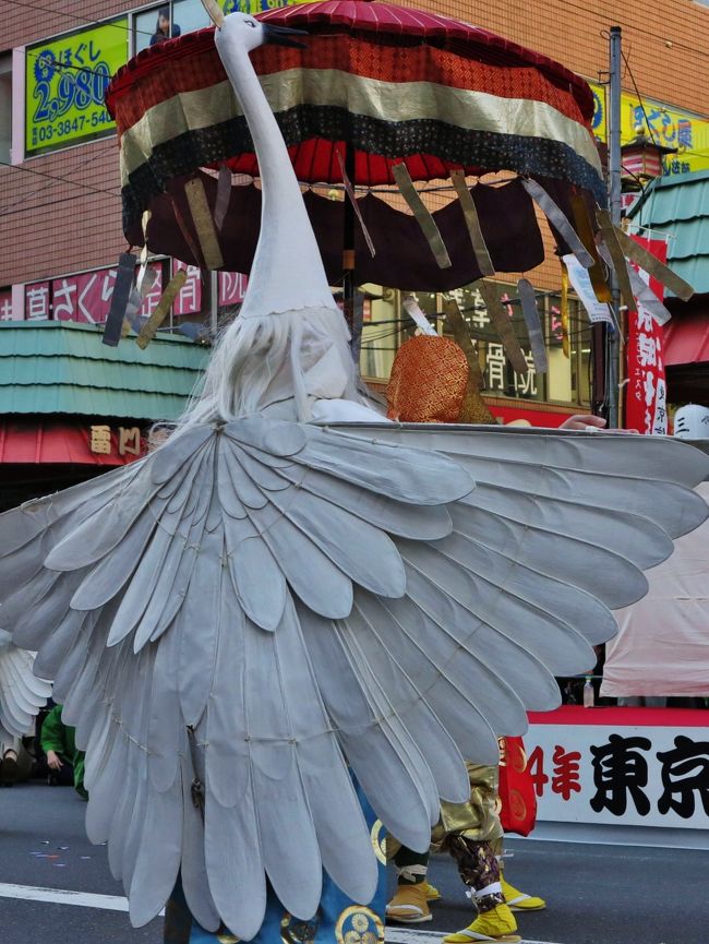 先触二	　白鷺の舞　（浅草寺舞保存会）<br />　昭和４３年（１９６８）の「東京百年祭」を記念して創始奉納されたのが「白鷺の舞」です。京都八坂神社の祇園祭の「鷺舞（さぎまい）」を参考にして、『浅草寺縁起』の遷座式に登場する「白鷺の舞」を再興したものです。<br />　 「白鷺」８名、「武者」３名、「棒ふり」１名、「大傘」１名、「楽人」１９名、浅草寺幼稚園園児による「守護童子」などにより構成される美しい舞です。	 	 <br />（　http://www.senso-ji.jp/annual_event/jimai.html　より引用）<br /><br />浅草寺周辺の東京時代まつりは、平成元年（1989）から、東京・浅草の歴史の「あけぼの」をさかのぼる時代絵巻のまつりです。浅草っ子はもちろん国内外から集まった人々により、飛鳥時代に黄金の観音を発見した三社様から藤原業平や江戸歌舞伎など浅草文化の歴史を満喫できます。<br />（　http://www.taitonavi.jp/enjoy_detail.html?no=82　より引用）<br /><br />東京時代まつり行列歴史絵巻<br />日時：平成２４年１１月３日（文化の日）<br />主催：東京時代まつり実行委員会・浅草観光連盟<br />編成人員　　　２３チーム、１２００名　(下記より引用)<br /><br />東京時代まつりについては・・<br />http://www.e-asakusa.jp/event/1111_jidai.html<br />http://www.e-asakusa.jp/event/1211_jidai.html<br /><br />浅草の観光については・・<br />http://asakusa.gr.jp/<br />http://www.asakusa-kankou<br />