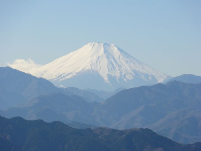 新春開運ハイキングで高尾山へ行きました。<br />メンバーは、元同僚の7人です。<br /><br />（歩いたコース)<br />高尾山口駅→稲荷山コース→山頂→１号路（薬王院、展望台）→高尾山口駅<br /><br />天気も良く、風も少なくハイキング日和で、おまけにきれいな富士山も見えて今年は縁起がよさそうです。<br /><br />高尾山薬王院公式ホームページ<br />http://www.takaosan.or.jp/index.html