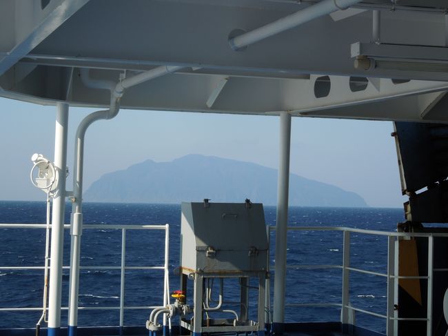 最終日、ひたすら「きそ」船内で過ごします。<br /><br />長い長い船旅でした。<br /><br />残念ながら、現地では青い海も星空も見ることができませんでしたが、いつかまた、訪れてみたい小笠原諸島なのでした。<br /><br />＊＊＊＊「お正月の旅　小笠原」では、滞在中、基本的には二見湾停泊中のフェリー内に宿泊します。<br />現地での宿泊、ツアー参加については、別途各自で予約をする必要があります。＊＊＊