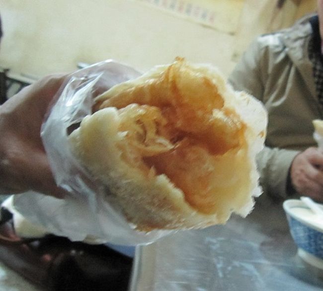 台湾の台中に貝友を訪ねました。<br />台湾にはたくさんの貝コレクターがみえるようです。<br />今回は台中にお住まいの粘さんを訪れました。<br />粘さんは二枚貝専門のコレクターで台湾では有名な方だそうです。<br /><br />写真は朝食でいただいたパンです。<br />揚げパンを薄い別のパンで包んで食べます。<br />これを食べるとまた欲しくなります。<br />（´Ω｀）<br /><br />2018.1.31写真の保存を兼ねて追加します大量注意です。