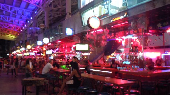 タイ一番のリゾート地・プーケット<br />　パトンビーチのビーチ沿いの通り(thawee　wong）と並行に走る200 Pee通りは、様々なお店にホテルが立ち並んでいます。<br />そしてパトンビーチの夜のメイン通りバングラ通りは、老若男女の観光客で一杯です。<br />バングラ周辺には、数百のバーがある、タイ人ホステスは千名は超えているだろう。<br />タイのメイン産業と言っても語弊がないだろう、観光産業。<br />その中でもｓｅｘ産業は、重要な位置を占めている。<br />