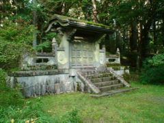 芭蕉句碑と石の唐門（芭蕉の道を歩く　５）