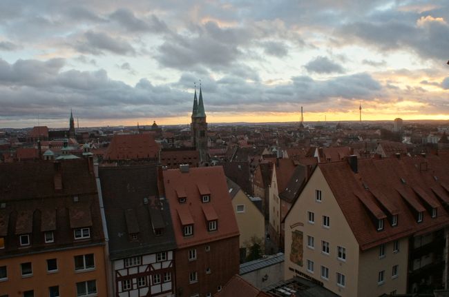 ■旅行の移動行程12月21日(金):関西国際空港 - (トルコ航空利用)イスタンブール経由 - ベルリン・テーゲル空港12月22日(土):ベルリン観光12月23日(日):ベルリン - (IC利用) - ライプツィヒ12月24日(月):ライプツィヒ - (ICE利用) - ドレスデン - (ICE利用) - ライプツィヒ12月25日(火):ライプツィヒ - (ICE利用) - アイゼナハ12月26日(水):アイゼナハ - (IC・ICE利用) - フルダ経由 - ニュルンベルク12月27日(木):ニュルンベルク - (IC利用) - ボン12月28日(金):ボン - (ICE利用) - ケルン - (RE利用) - ケルン・ボン空港12月29日(土):関西国際空港着、帰宅--------アイゼナハを後にして、新しい街ニュルンベルクへ!当初はニュルンベルクは予定にありませんでした。(元々真ん中から上の国の旅だったもので…)が、わたしの仕事の上司にあたる先生が、旦那様の仕事の関係でニュルンベルクの隣町に一年間滞在されるとのことで、急遽プラン変更をしてニュルンベルクに行くことにしたのです!残念ながら12月26日ということでマーケットも終了、お休みの店も多かったのですが、誰かにドイツを勧める時はやっぱり今回の旅ではニュルンベルクかな~って思いました。というのも、ニュルンベルクは建物がとにかく暖色系でホッとします。アイゼナハは可愛い街だな~って思ったのですが、それまで灰色系の多い街ばかりでしたので、赤い建物がいかにも「ドイツ~!」って感じがしました。それにニュルンベルクに来るまでは、少なからずDDR(旧東ドイツ)の雰囲気が多少は残っていた気もします。それでも今まで行った街はどこもとても良い印象がありますので(再統一して20年以上経った今、DDR側も水準が上がってるんだな~なんて勝手に解釈してみたり…)ご興味あればぜひ訪れてほしい場所でした。職人広場の近くのガストハウスに泊まったのですが、これがまたとっても可愛い宿で、エレベータがあれば文句なしの宿でした!観光地なだけあって、日本人観光客もドレスデンに続いて多かったです。これまた個人旅行者の方々って感じでした。で、ニュルンベルクに来たら絶対これと決めていたのが「ニュルンベルガー・ソーセージ」!!「ブラート・ヴルスト」と呼ばれる小さめの焼きソーセージで、ベルリンの友人も上司の先生も大好きと評判のソーセージ。有名店は残念ながらお休みでしたが、その代わりお店の飾り看板が超絶素敵なお店に入ることができました♪