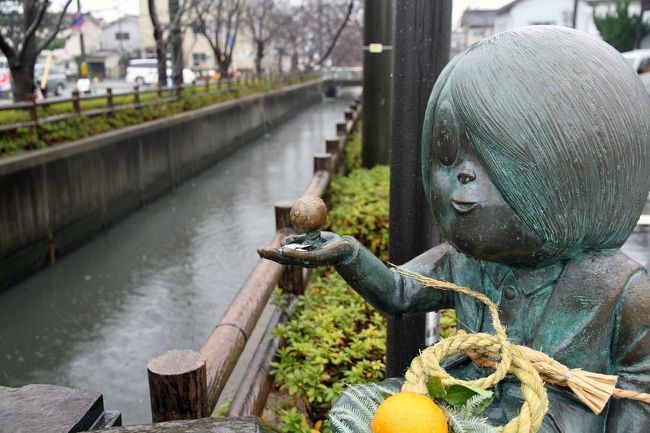 12月28日（金）<br />Meetの打合せで島根県庁へ。1時間の打合せで終わるが初上陸の鳥取と島根の為、<br />思いっきり観光をする事に、、。<br /><br />ANA旅作で予約　5日前なので割高。90800円（飛行機・1泊宿・レンタカー3日分）<br />ANA813便 	羽田空港(10:05)	米子空港(11:30)<br />ニッポンレンタカーで車ピックアップ　　<br />境港の水木しげるロードへ<br />http://www.sakaiminato.net/site2/page/guide/point/miru/mizuki/mizuki/<br />http://www.sakaiminato.net/site2/page/roadmap/map/<br />雨の中、写真を撮るのは大変だった。水木しげる記念館へ。入場料700円。<br />http://mizuki.sakaiminato.net/<br />最初、全く興味なかったが駅舎と街並を歩き、水木しげる記念館に入ると『ゲゲゲの鬼太郎』を読みたくなった。<br />ゲゲゲの妖怪楽園でキティの山陰バージョンが見つかってよかった。<br />千代むすびで目玉おやじの酒、2100円と水2本(1本350円)をお土産に購入。<br />昼食は境港さかなセンターに行こうと思ったが、その後の松江観光の時間が無くなるので昼食抜き。<br />美保関へ向かう、、、。