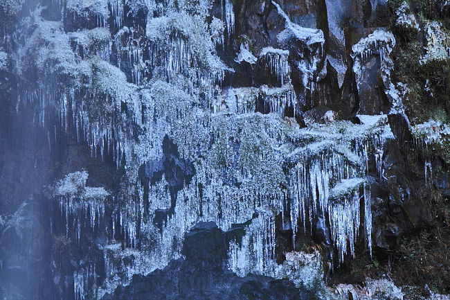 寒い、寒い冬<br />滝に下がる氷のつららが<br />シャンデリアのようにも見える<br /><br />とあるドイツの写真家が言った〜<br />冬になるとそんな風景を<br />探してみたくなる<br /><br />この画像、少しは氷のシャンデリアに<br />見えるかな〜<br /><br /><br />