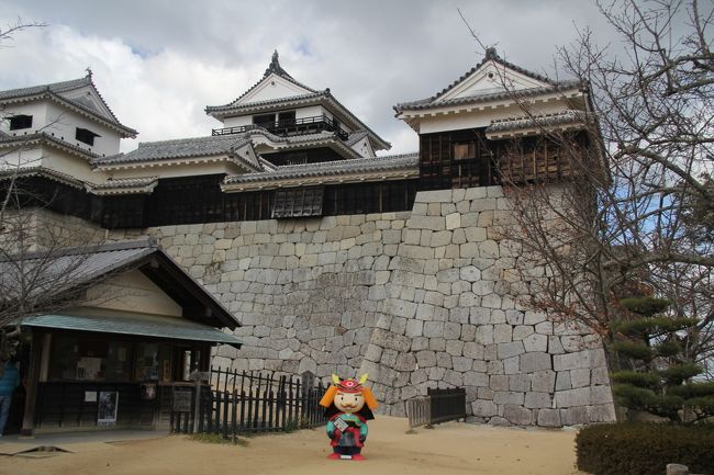 四国旅行3日目。<br />道後温泉から松江市内散策へ。まずは萬翠荘へ。隣の坂の上の雲記念館を見学後、松山城へ。秋山兄弟生誕の地を訪れた後、子規堂を見学しました。<br />クリスマス寒波でとても寒かったのですが、素晴らしい景色・建物に国内旅行の良さを改めて感じました。<br /><br /><br />===================旅行の概要======================<br /><br />マイレージの有効期限が迫っていたので、クリスマスの３連休を利用して四国に行ってきました。<br />四国初上陸です！<br /><br />12/23　高知市内観光。宿泊は四万十市。<br />12/24　四万十市を出発して、足摺岬へ。そこから宇和島を通って、松山へ。宿泊はもちろん道後温泉。<br />12/25　松山市市内観光。<br />