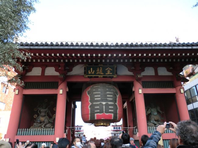 1月2日より海外旅行に行ってきました。<br />羽田OUT成田INというちょっと変則な日程でした。<br />自宅から羽田空港への道のりを検索すると浅草で乗り換え、とでました。<br />ならば海外へ行く前に日本の正月を感じましょうと浅草・浅草寺に寄ることに。<br />さすが、前日の鷲宮神社とは比べものにならない参拝客です。<br /><br />後日、旅行先で知り合った人から日本の写真があったら見せてくれ、と言わたのでこの写真を見せることができました。<br />寄り道して正解です。