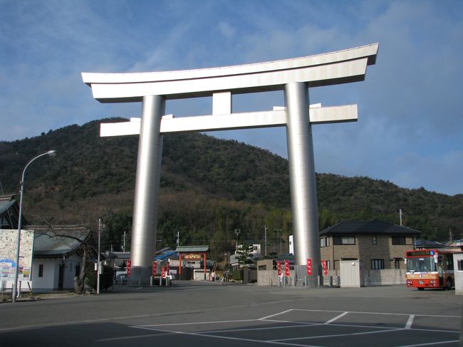 昔は、受験を控えた子供たちのために、鹿島神社へ初詣に出かけていたものだ。<br />合格祈願で有名な神社で、今年も多くの人出だったらしい。<br />さすがに１月も半ばを過ぎると、参道も閑散としていた。<br />鹿島神社の本殿の左手、お稲荷さんの赤い鳥居の方に登っていくと展望台に出る。<br />その先の急な岩を登りきると高御位山への尾根道へと続いている。<br />今日は鷹ノ巣山の先から市の池公園に下りるコースを歩く予定だ。