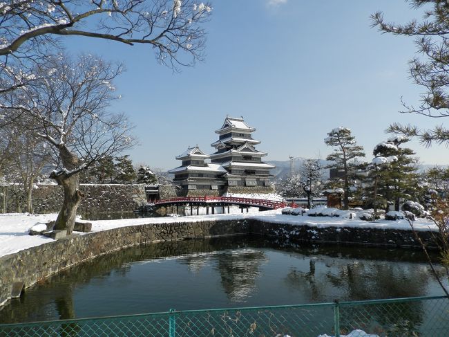 冬の晴れ間のドライブと言う事で、雪化粧の松本城を目指しました。