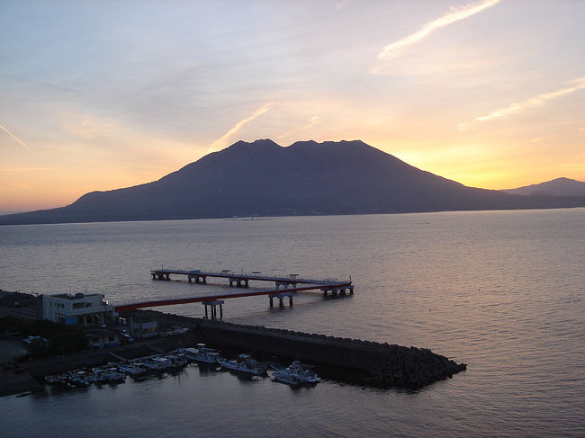 旅行回想記を綴ってみたいと思います。<br />初めての鹿児島でした。<br />既に九州新幹線の一部が開通しており、全線開通に向けて、少しずつ街が盛り上がっていく…そんな状況だったと思います。<br /><br />かなり前後しますが、<br />鹿児島旅行記~2011 鹿児島市内編~<br />http://4travel.jp/traveler/rokuo/album/10629326/<br />鹿児島旅行記~2011 指宿市内編~<br />http://4travel.jp/traveler/rokuo/album/10630421/
