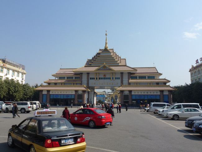 日本から直行便も復活して身近になりつつあるミャンマーですが、<br />あえて中国からの国境越えにチャレンジします。<br />国境の町は、服装や顔立ち、話す言語の異なる人々で賑わっており、私はその独特の雰囲気が好きです。<br />ガイドブックでは国境越えができるとかできないとか、インターネットでも国境を通過できたとかできないとか情報が定まらないので、自分の足で確かめることにしました。