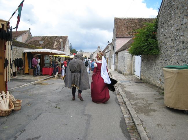 2007年6月23.24日 <br /><br />フランスパリ近郊の街Provins(プロヴァン)で中世時代を再現したお祭り「中世祭り」があるとNHKの特集で見て、<br />1年がかりで旅を計画し、お祭りに行ってきました。<br />どうせなら中世時代のコスチュームで参加したかったですが・・。(笑)<br /><br />プロヴァンは南仏の方の“プロヴァンス地方”ではなく、パリ近郊にあるイル・ド・フランス地方の小さな小さな街で、その昔11世紀から13世紀にかけて交通の要所として発展し、「シャンパーニュの大市」が開かれていたそうです。けれど、14世紀以降は衰退してしまって、そのおかげで、中世時代の街並みがそのままに現在まで残されて世界遺産になったそうです。<br />城壁がところどころに残っている古い中世市場都市の姿を堪能しつつ、「中世祭り」も大いに楽しんできました。<br /><br />その他、「モネの家」のあるジヴェルニーとパリ観光もしつつのんびりした旅の覚書です。