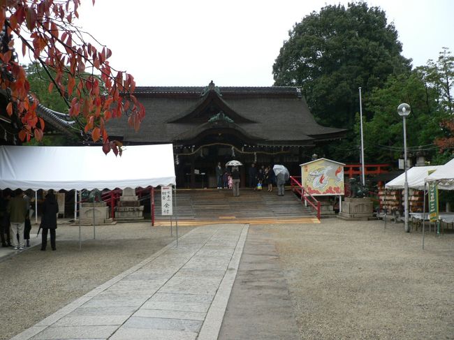 道明寺天満宮（どうみょうじてんまんぐう）は、大阪府藤井寺市の神社で祭神は菅原道真と菅原道真のおば・覚寿尼で隣接して真言宗の尼寺・道明寺がある。<br />道明寺天満宮は菅原氏・土師氏の祖先、野見宿禰の所領地で野見宿禰の遠祖・天穂日命を祀る土師神社があり土師氏の氏寺・土師寺が建立されたとされている。<br />菅原道真は時々この寺を訪れこの寺を「故郷」と詠んだ詩もあり９０１年大宰府に左遷される途中にも立ち寄って覚寿尼公との別れを惜しんだそうだ。道真遺愛の品と伝えられる硯、鏡等が神宝として伝わり６点が国宝の指定を受けている。<br />道真自刻と伝えられる十一面観音像を祀り土師寺を道明寺に改称したのが９４７年とのこと。<br />道真ゆかりの地ということで道明寺は学問の神としての信仰を集めるようになり明治の神仏分離の際道明寺天満宮と道明寺を分け道明寺は道を隔てた隣の敷地に移転している。<br />現在も学問の神として地元の人々に親しまれ境内には８０種８００本の梅の木があり梅の名所として知られている。１１月１１日はあいにくの雨だったが参拝の子供連れが多かった。<br />（写真は道明寺天満宮の境内の光景）<br />