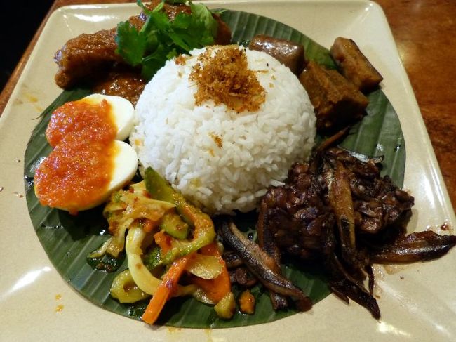 タイガー スカイ タワーを楽しむと、もうすでにお昼時間を過ぎています。<br /><br />そこで、タイガー スカイ タワー近くのイメージ オブ シンガポール横のテイスト オブ シンガポールでチョッと遅目の昼食を頂きました。<br />