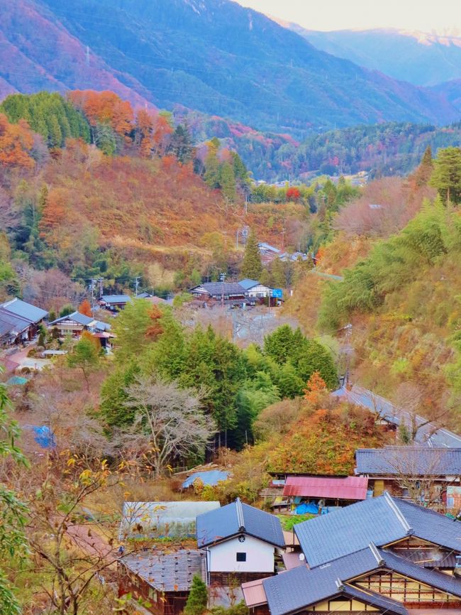 大妻籠は、妻籠宿保存地区内の一地区であり、街道端に袖卯建をもつ出梁作りの民家が軒を並べます。妻籠宿、大妻籠から馬籠宿へとつづく中山道はここをすぎ、下り谷をすぎると人家はとだえ、森閑とした山道がつづきます。<br />（http://www.town.nagiso.nagano.jp/kankou/midokoro/ootsuma/midokoro_24.html　より引用）<br /><br />旧中山道の宿場町、妻籠から馬籠峠を経て馬籠に至る木曽路の7kmのルートは、家族連れでも歩ける手頃なハイキングコースとして人気があります。観光地としても有名な2つの宿場町を結ぶルートは、江戸時代からの日本的情緒をたっぷり残していて、最近は外国人旅行者にも広く知られています。その魅力は、単に「旧街道を歩く」というだけでなく、木曽の林の中を歩くことと、ちょうどいい高低差のある「峠越え」のコースだというところにもあります。<br />(　http://www.mtlabs.co.jp/shinshu/hike/nakasend.htm　より引用)<br /><br />妻籠の観光については・・<br />http://www.tumago.jp/<br />http://matinami.o.oo7.jp/kousinetu/nagiso-ootumago.htm<br /><br />馬籠宿から妻籠宿と紅の香嵐渓ハイキング　<br />1 千葉 --京成津田沼（7：50発）--馬籠宿--馬籠峠--子安観音--男滝・女滝--妻籠宿（風情を感じる秋の旧中山道ハイキング）--多治見・オースタット国際ホテル多治見（泊） 　　※歩程約９キロ・３時間 <br /><br />2 多治見--宮町駐車場（約4000本のモミジが彩る香嵐渓ハイキング）--もみじのトンネル--待月橋（紅葉名所）--三州足助屋敷--香積寺--香嵐橋--宮町駐車場--京成津田沼（19：00予定）　※歩程約７キロ・４時間　　 <br />