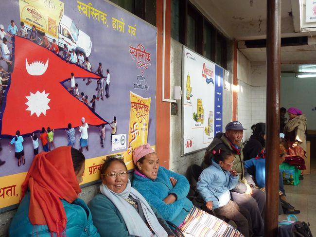 ネパール連邦民主共和国（ネパールれんぽうみんしゅきょうわこく）、通称ネパールは、南アジアの共和制国家。2008年に王制廃止。<br /><br />東、西、南の三方をインドに、北方を中国チベット自治区に接する西北から東南方向に細長い内陸国である。国土は世界最高地点エベレスト（サガルマータ）を含むヒマラヤ山脈および中央部丘陵地帯と、南部のタライ平原から成る。ヒマラヤ登山の玄関口としての役割を果たしている。<br /><br />多民族・多言語国家（インド・アーリア系の民族と、チベット・ミャンマー系民族）であり、民族とカーストが複雑に関係し合っている。また、宗教もヒンドゥー教（元国教）、仏教、アニミズム等とその習合が混在する。<br /><br />経済的には後発開発途上国である。農業を主たる産業とする。ヒマラヤ観光などの観光業も盛んである・・・wikipedeaより<br /><br />念願だったネパールに行ってきました。<br />香港経由で飛行時間８時間半、長い飛行時間の後に見たものは、それはそれは美しい山々と民衆の祈りのお寺。<br />気だるさが入り混じる、埃と騒然のカトマンズ。<br /><br />写真はカトマンズ、トリブバン空港でポカラ行きの飛行機の出発を待つ現地の人々。<br />霧で出発時間が大幅に遅れて、気だるさが漂う。