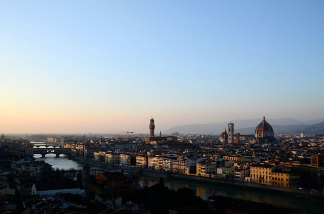 イタリアのナポリとフィレンツェという対照的な２つの都市を訪問。<br />南イタリアの明るい日差しのもと活気あふれるナポリと、貴族的な雰囲気の芸術あふれるフィレンツェ、それぞれの魅力を満喫しました。　　　　　　　　　　　　<br />　　　　　　　　　　　　　　　　　　　　　<br />　【１】ナポリの街歩き　　　　　　　　　　<br />　【２】ポンペイで古代ローマのすごさを実感<br />　【３】陽光あふれる　　　　　　　　　　　<br />　　　　　アマルフィとポジターノの絶景　　<br />　【４】カプリ島、青の洞門は見れなかったが<br />　　　　　代わりの絶景があった！　　　　　<br />＞【５】フィレンツェは街自体が芸術　　　　<br />　　　　　　　　　　　　　　　　　　　　　<br />ーーーーーーーーーーーーーーーーーーーーー<br />【５】フィレンツェは回りのどの建物も美しく均整のとれた姿で、絵画や彫刻の各所にあり、街自体が芸術といった印象です。ウフィツィ美術館で珠玉の芸術作品を堪能した後、夕方フィレンツェを離れる前に少しだけ時間があったので、ミケランジェロ広場から夕日に照らされたフィレンツェの街の美しい姿を臨み、この旅を締めくくりました。　　　　　　　　　　　　<br />ーーーーーーーーーーーーーーーーーーーーー<br />　　　　　　　　　　　　　　　　　　　　　<br />　【１】2/18　成田＝　　　　　　　　　　　<br />　　　　2/19　（パリ経由）＝ローマ＝ナポリ<br />　　　　　　　ナポリ観光　　　　　　　　　<br />　【２】2/20　ポンペイ観光　　　　　　　　<br />　【３】2/21　アマルフィ海岸観光　　　　　<br />　【４】2/22　カプリ島観光　　　　　　　　<br />　　　　　　　ナポリ＝フィレンツェ　　　　<br />＞【５】2/23　フィレンツェ観光　　　　　　<br />　　　　2/24　フィレンツェ＝ローマ　　　　<br />　　　　2/25　ローマ＝（パリ経由）＝成田　