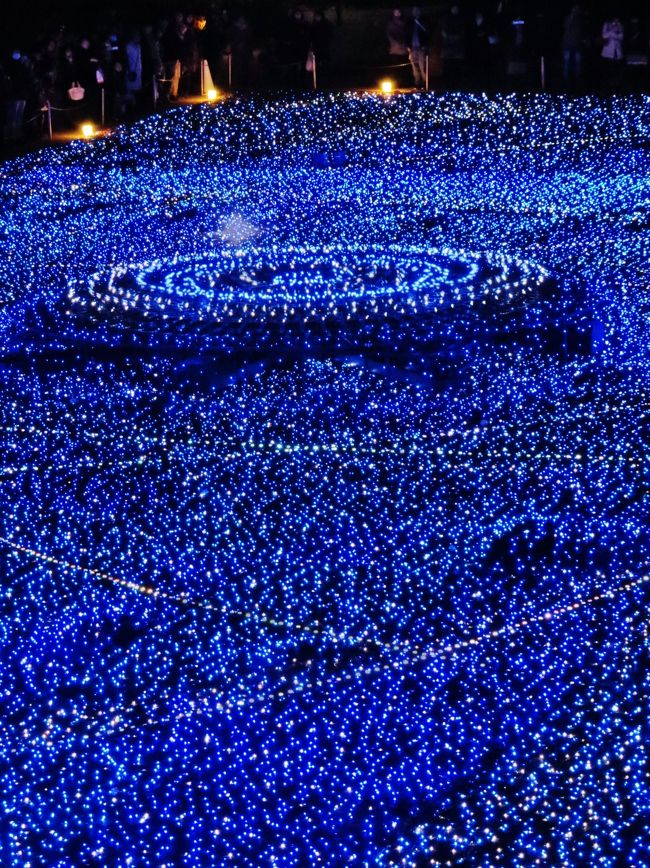 ミッドタウン クリスマス　イルミネーション　　(東京都・港区）<br />約2,000?に及ぶ広大な芝生広場が、約28万個のLEDにより、幻想的な宇宙・夜空を表現します。6周年目を迎えた今年のスターライトガーデンは日本初の『モーションイルミネーション』を導入。芝生広場に敷き詰められた約28万個のLEDが、足元に壮大な宇宙を創出する、光と音のエンターテインメントショーです。芝生広場の高低差を利用したLEDの配置により、宇宙の中心にいるようなダイナミックな雰囲気を楽しめます。場所や角度によっても見え方が異なるので、移動しながらご鑑賞ください。<br />（　http://www.hanazakura.jp/illumination/syutokenn/midtown.html　より引用）<br /><br />今年は新たにミストを加え、輝きとともに生まれ落ちた星たちをやさしく包み込む「星雲」を表現。ミストに包まれた優しい光と、芝生広場に広がる青色LEDの圧倒的な光のコントラストで、輝きの世界が瞬時に変化していく様子を幻想的に演出します。<br />（http://www.tokyo-midtown.com/jp/xmas/2010/illumination/index.html）<br /><br />東京ミッドタウン（英称：Tokyo Midtown）は、東京・赤坂にある複合施設である。防衛庁・檜町駐屯地跡地の再開発事業として2007年（平成19年）3月に開業した。運営者は、三井不動産。<br /><br />東京ミッドタウンは、ショッピングセンター、オフィスビル、ホテル、美術館、ホール、医療機関、駐車場、公園など、多様な施設から構成されている。最も大きな構造物であるミッドタウン・タワーは、地下5階・地上54階・高さ248mであり、それまでの東京都庁舎第一庁舎に代わり、東京都内で最高層のビルとなった。<br />また、隣接する檜町公園（港区立）と合わせ4ヘクタールの緑地帯を確保しており、桜並木も移設された。近年の他の再開発プロジェクトに比べて、敷地面積内に占める緑地帯の割合が大きいのが特色である。<br />（フリー百科事典『ウィキペディア（Wikipedia）』より引用）<br /><br />東京ミッドタウンについては・・<br />http://www.tokyo-midtown.com/jp/index.html<br />