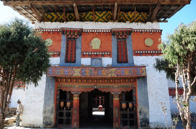今回初めてブムタン地区を訪れました。<br />ブムタンは、ウラ（Ura）、チュメ（Chumey）、タン（Tang）<br />とチョコル（Choekhor）の４つの谷から成る地域。<br />ブータンで初めて仏教が伝わったのがこの土地で、<br />ブータンの宗教の中心ともいえる場所です。<br /><br />プナカからブムタンに到着したのが遅かったので<br />翌日から寺院・僧院めぐりをしました。<br /><br />最初はジーンズにジャケットで出発。<br />でもヌンはゴを着てるのに…<br />と思って、私もやっぱりキラに着替えました。<br /><br />宿泊先から歩いて向かったのは、ジャンベ・ラカン（Jambay Lhakhang）。<br />チベット国王のソンツェン・ガンポ（Songtsen Gampo）が紀元前659年、<br />1日で108の寺院を建てたといわれており、<br />その寺院のひとつがジャンベ・ラカンだそうです。<br /><br />ジャンベ・ラカンのお堂に入れてもらうと、<br />目に入ったのが階段。<br />中に入れて下さった僧侶に教えて頂いたところによると…<br />一段目は過去の仏陀。この段はすでに地面に埋まっています。<br />つまりその時代はすでに過去のものということ。<br />そして二段目は現在、シャカムニ（釈迦如来）、<br />三段目は新しい時代の到来を意味しているそうです。<br />毎年少しずつ地面に埋まって行っていて、<br />二段目がほとんど表面しか見えない状態。<br />間もなく新しい時代が訪れることを意味しているそうです。<br /><br />ちょうどこのとき地元の女性がサイコロ占いをしていました。<br />ブータン人は何かを決定するとき、3つのサイコロを投げて、<br />それをするべきかどうか、占うそうです。<br />彼女が何を占ったのか分からないのですが、<br />2度投げても、Goサインが出なかった模様。<br /><br />私が様子を見ていると、ヌンが「君も占ってみたら？」と。<br />私は数年前台湾のある寺院でおみくじをひいて、<br />それ（悪い結果）が数日後に当たって以来、<br />占いやおみくじの類をしていません。<br /><br />が、なぜかこの日はヌンと些細なことで喧嘩したこともあって、<br />ヌンとの将来を試しに天に運命を委ねてみようか、<br />とサイコロを手に取りました。<br /><br />ちなみに、ブータンの寺院にはラッキーナンバーが存在して<br />サイコロで出た合計がラッキーナンバー＝大吉みたいなもので、<br />Goサインが出ているということ。<br />ジャンベ・ラカンのラッキーナンバーは13。<br /><br />手を合わせてサイコロを投げると、<br />結果は５、４、４！<br />ヌンも近くで見ていた僧侶もちょっと驚いてました。<br /><br />★★　ブータン旅行記11/30〜12/08　★★<br />01★パロ★ブータン再訪！ファームハウスにおじゃま…<br />http://4travel.jp/traveler/blue_tropical_fish/album/10739386/<br /><br />02★ティンプー★カフェにブータン映画にナイトライフ？ごちゃまぜ的ティンプー<br />http://4travel.jp/traveler/blue_tropical_fish/album/10740518/<br /><br />03★キラに着替えてティンプーからプナカへ移動<br />http://4travel.jp/traveler/blue_tropical_fish/album/10741897/<br /><br />04★プナカ★夕方の尼寺と朝のお散歩<br />http://4travel.jp/traveler/blue_tropical_fish/album/10742623/<br /><br />05★トンサ★天空の要塞トンサ・ゾン<br />http://4travel.jp/traveler/blue_tropical_fish/album/10743737/<br /><br />06★ブムタン★ジャンベ・ラカンでの不思議な体験<br />http://4travel.jp/traveler/blue_tropical_fish/album/10744218/<br /><br />07★ブムタン★聖なる谷の寺院めぐり<br />http://4travel.jp/traveler/blue_tropical_fish/album/10744356/<br /><br />08★ブムタン★白い鳥に導かれたジャカル・ゾン<br />http://4travel.jp/traveler/blue_tropical_fish/album/10744564/<br /><br />09★フォブジカ★いたいた、オグロヅル♪<br />http://4travel.jp/traveler/blue_tropical_fish/album/10744674/<br /><br />10★インド国境の町へ！ワンデュポダン〜ロベサ〜ドチュラ〜ティンプー〜チュカ〜プンツォリン<br />http://4travel.jp/traveler/blue_tropical_fish/album/10744915/<br /><br />11★ジャイゴン★なぜかインドへ行ってしまった…<br />http://4travel.jp/traveler/blue_tropical_fish/album/10745276/<br /><br />12★プンツォリン★インド国境の町プンツォリンの夜と朝<br />http://4travel.jp/traveler/blue_tropical_fish/album/10745597/<br /><br />13★ジャイゴン★ブータンから日帰りインド？<br />http://4travel.jp/traveler/blue_tropical_fish/album/10745714/<br /><br />14★チュカ★ヌンの生まれ育った町へ<br />http://4travel.jp/traveler/blue_tropical_fish/album/10746002/<br /><br />15★パロ★夕方のパロ・ゾンとタ・ゾンへ！<br />http://4travel.jp/traveler/blue_tropical_fish/album/10746064/<br />
