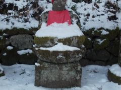 残雪の憾満ヶ淵と並び地蔵