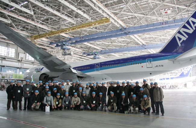 ANA機体メンテナンスセンターの四十七士　2013.1.23<br />ANA Airplane Maintenance Center/Haneda<br />http://www.ana.co.jp/cp/kengaku/index.html<br /><br />This blog is a record of the visit ANA Airplane Maintenance Center by senior engineers of Honda R&amp;D.<br />After the visit made short trip of Haneda Airport Terminal 2 and International Terminal.<br /><br />今回の小さな旅は自動車会社H社の研究所OB会主催のANA整備場（機体メンテナンスセンター）見学会がメインで、終了後に羽田空港ターミナルの見学をしてきました。期待工場見学でもあります。<br />13：00ー14：30の見学会の前半は機体メンテナンスセンターの概要説明、メンテナンス（整備）内容のビデオ、B787の軽量素材（炭素繊維複合材）や機体の模型などの見学で、後半は巨大な格納庫内部で整備中の機体の見学です。<br />B777とB787が各2機計4機が整備中でしたが、B787の撮影は禁止でした。<br />格納庫には大型５機、小型２機の計７機が入るそうです。<br />3階建てのビルほどもある高さの機体の整備には移動式のデッキとクレーンなどが機体に密着するように配置されています。<br />実作業はほとんど見られませんでしたが、効率よく整備されそうな雰囲気が感じられました。<br />稼働中の機体だけあり、安全性に配慮して機体や翼の下に入ることは禁止でした。<br />実際に機体に触れたり搭乗する体験をするには米軍基地や航空自衛隊の航空祭などがよいですね。<br />＜参考＞<br />横田基地で日米友好祭2012Japanese-American Friendship Festival,Yokota Air Base<br />http://4travel.jp/traveler/810766/album/10698710/<br />入間航空祭2012（ブルーインパルス）Aviation Festival in Iruma Air Base/Japan Air Self Defence Force<br />http://4travel.jp/traveler/810766/album/10722832/<br />2012ホンダ倶楽部総会･懇親会　Honda Club annual meeting/party<br />http://4travel.jp/traveler/810766/album/10674678/<br />2013HGOB会総会・親睦会<br />http://4travel.jp/traveler/810766/album/10768620/<br /><br />見学会のあとに第２旅客ターミナルと国際線ターミナルを見学しました。<br />羽田の利用は2009年の上海旅行以来なので、この国際線ターミナルは初めてです。<br />タイトルを羽田飛行場としたのは1965年に四大学学生フランス工業視察団MJETの南回りのチャーター便(Swiss BALAIR DC-6B)、途中香港不時着も含めて3日間もかけてパリまで飛んだ時の思い出深い、懐かしい飛行場だからです。<br />http://4travel.jp/traveler/810766/album/10753546/<br />またANAはポイントが一時20万マイルも貯まったことがあるfrequent flyerでした。<br /><br />撮影<br />CANON EOS40D EF-S17-85<br />CANON PowerShotA2300<br />ANA機体工場で撮影した写真は1月25日にブログ掲載の確認を得ました。<br />──────────────────<br />バッテリーのトラブルでこの見学会時点で飛行停止であったB787は<br />4月末に対策が承認されて運行許可が出ました。<br />ANAちゃん　よかったね(^O^)<br />　<br />2013.6.1より定期運行が再会されました。<br />ボーイング787型機 ANAからのお知らせANA SKY WEB<br />https://www.ana.co.jp/share/boeing787info/<br />ボーイング787型機の定期便運航再開について<br />http://www.ana.co.jp/topics/notice130116/index_list.html<br /><br />☆お気に入りブログ投票（クリック）お願い★<br />http://blog.with2.net/link.php?1581210