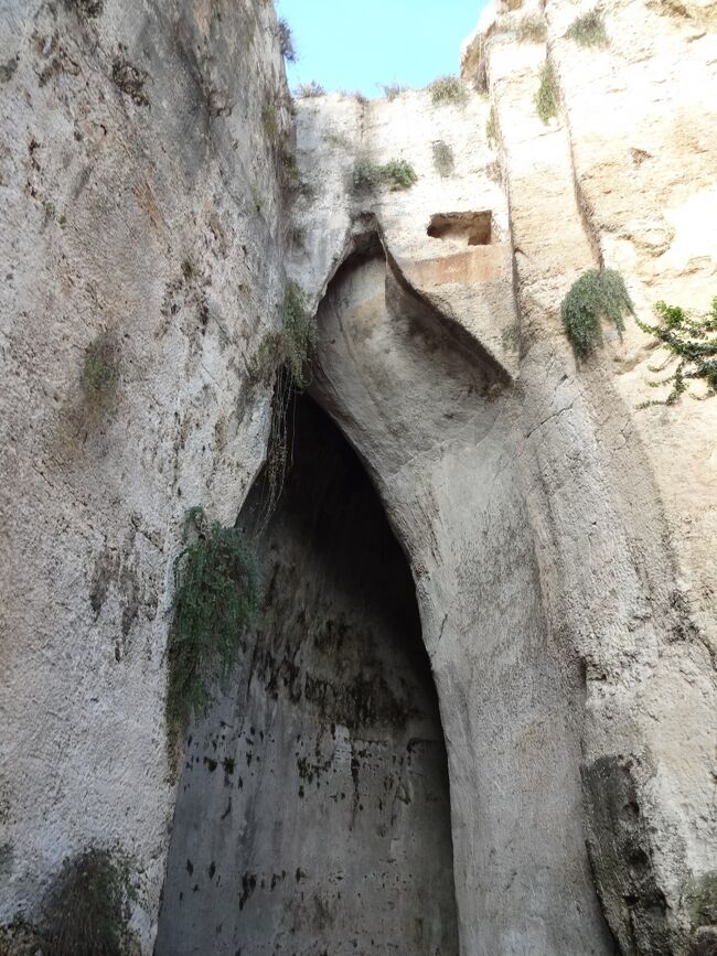 世界遺産「シラクサとパンタリカの岩壁墓地遺跡」を訪れます。世界遺産「ヴァル・ディ・ノートの後期バロック様式の町々」の一つノートNotoを訪れます。マルタ島行きの船が出るポッツアーロで宿をとります。
