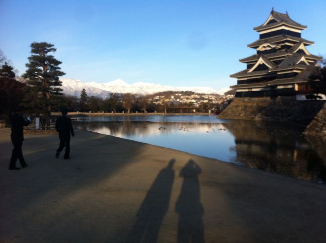 3日間の滑り三昧の後は、長野・浅間温泉で疲れを取り、新年明けてからの仕事に備える事にした。鹿島槍のスキー場を早めに後にして、1時間程のドライブで浅間温泉まで、夕日に照らされるアルプスの山が雄大でした。<br />宿は、星野リゾート「界」。出迎えから、駐車場での誘導、ロビーへのポーターのサービスとスキー帰りのジャージ姿では申し訳ないおもてなし。ウェルカムドリンクで茶菓子とお茶を頂いた。<br />部屋に案内され、部屋にある露天風呂にひと浸かり、夕暮れ時の空の七変化に見入ってしまった。遅めの晩ご飯まで時間が合ったので、ライトアップされた松本城を見に車で１０分程の街中まで。思いのほか、近かったので翌日の朝に走ってみようと言う事に。<br /><br />晩ご飯は地元の食材をフレンチ風にアレンジした懐石料理。一品ごとの丁寧な説明に誘われて地元野菜や牛肉も食が進み、日本酒も堪能した。程よく満たされ、酔いも回った。食後は大風呂で露天風呂、寝風呂、ミストサウナなどでのんびりと解放感を味わった。<br /><br />翌朝早くから、松本城を目指して走った。往復8kmの長さながらも、マイナス１０度の気温で帰路は浅間温泉を目指して山登りと過酷なランになった。朝の松本城はバックにアルプスがそびえ、お堀には氷が張り、冬の透明な空気感と相まって、壮大だった。<br /><br />ランニング帰りも宿は出迎えでロビーで水を出してくれて、いろいろと話を聞いてくれ、その後は朝ご飯。やっぱり鯵の干物においしいご飯は最高でした。<br /><br />至れり尽くせりのサービスに部屋風呂、大浴場とお湯にも浸りざんまいですっかり癒されました。