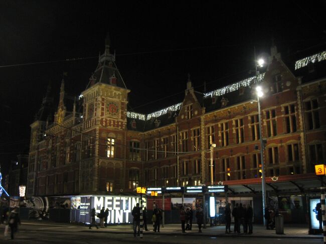 ユトレヒトで博物館巡りを楽しんだ後は、オランダ鉄道のインターシティー(IC)で今夜のホテルのあるアムステルダムに移動します。<br />東京駅そっくりの赤レンガ駅舎のあるアムステルダム中央駅と、ホテルのあるレンブラント広場界隈の街の夜の風景をお届けします。　<br /><br /><br />１　TK47便（大阪→イスタンブール）<br />http://4travel.jp/traveler/newstyle777/album/10739838/<br /><br />２　TK1951便でアムステルダムへ<br />http://4travel.jp/traveler/newstyle777/album/10741218/<br /><br />３　ミッフィーの里ユトレヒト<br />http://4travel.jp/traveler/newstyle777/album/10742458/<br /><br />４　ユトレヒトの鉄道博物館<br />http://4travel.jp/traveler/newstyle777/album/10743288/<br /><br />５　ユトレヒトからアムステルダムへ<br />http://4travel.jp/traveler/newstyle777/album/10745151/<br /><br />６　アムステルダムで美術館巡り<br />http://4travel.jp/traveler/newstyle777/album/10745733/<br /><br />７　アムステルダムの猫博物館とアンネ・フランクの家<br />http://4travel.jp/traveler/newstyle777/album/10747818/<br /><br />８　高速列車タリスでブリュッセルへ<br />http://4travel.jp/traveler/newstyle777/album/10748034/<br /><br />９　夜のブリュッセルでムール貝とワッフルを<br />http://4travel.jp/traveler/newstyle777/album/10749916/<br /><br />10　小雨混じりのブリュッセルで街歩き<br />http://4travel.jp/traveler/newstyle777/album/10750111/<br /><br />11　TK1940便（ブリュッセル→イスタンブール）<br />http://4travel.jp/traveler/newstyle777/album/10752428/<br /><br />12　イスタンブールでケーブルカーとトラムを巡る<br />http://4travel.jp/traveler/newstyle777/album/10755861/<br /><br />13　サバサンドとケバブとブルーモスク<br />http://4travel.jp/traveler/newstyle777/album/10757403/<br /><br />14　TK50便（イスタンブール→成田）<br />http://4travel.jp/traveler/newstyle777/album/10759911/
