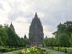 正月休みは初の南半球インドネシアへ世界遺産を見に行く　②プランバナン寺院群は地元社会科見学学生で大賑わい