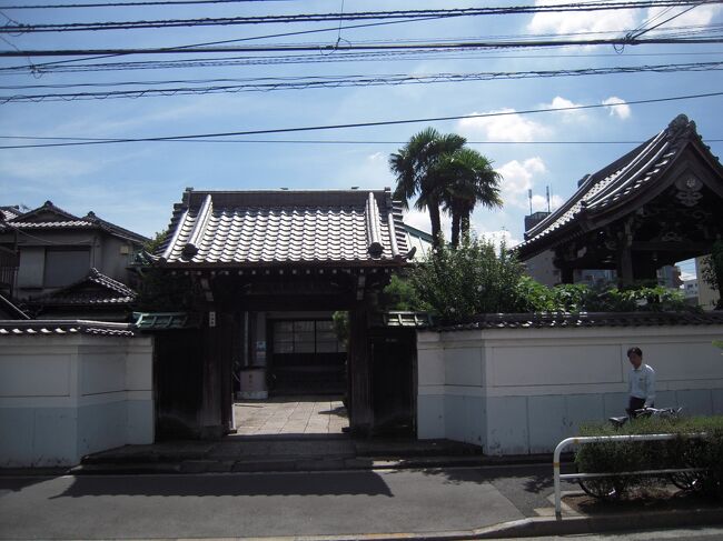 心海寺(しんかいじ)は真宗大谷派、山号は普海山で本田忠峯(生没不詳)が生保4年(1647)開山しました。<br /><br />縁起によりますと本田忠峯は永禄9年徳川家康に仕官し、三河国佐々木を拝領、更に天正15年和泉国堺を領します。<br /><br />天正18年(1590)豊臣秀吉による小田原合戦において忠峯は家康に随陣した際負傷を受け、これを機として仏門に入り「峯山」と称します。<br /><br />慶長5年(1600)、会津の上杉景勝謀反征伐に向かう家康軍の小山在陣を見舞うため品川を通りがかった本願寺12世教如上人は峯山の草庵に立ち寄ります。<br /><br />そこで教如の指導を受け結果弟子となり「教山」と改めます。<br />寺号の心海寺は教如上人が名づけたのだそうです。
