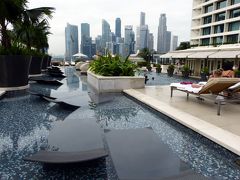 ３１．年末年始のシンガポール４泊７日　マンダリン オリエンタル シンガポール 元旦朝のスイミングプール
