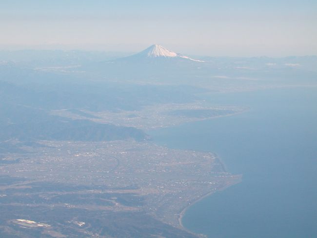 今回の旅行中に食べたパタヤでの食事をアップします。<br />もちろんのことその他ビール50本くらいは飲んでいます。<br />トップの写真は飛行機から眺めた富士山です。