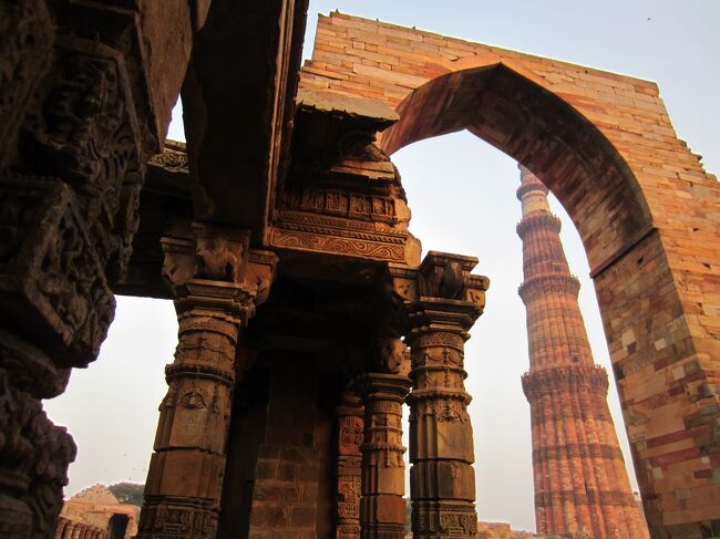 年末年始のお休み利用。人生初の、インドへ。8日間の旅。<br />VISA、自分で申請・取得しましたが、苦労した。。。<br />2012年の夏に書式変更になったらしく、<br />リンク毎に、写真のサイズ違うし。<br /><br />デリーの街は、あちこちデモで緊迫していました。<br />http://www.cnn.co.jp/world/35026420.html<br /><br /><br />今回は旅人舎のツアーに、いつもの旅友1人と参加。<br />日本語が話せるインド人ガイドさん1人<br />(全行程同じ人がついてくださった)と、<br />日本語話せないドライバーさん1人(街替わり)。<br />ツアー参加者は同世代のジョシ、合計4人でした。