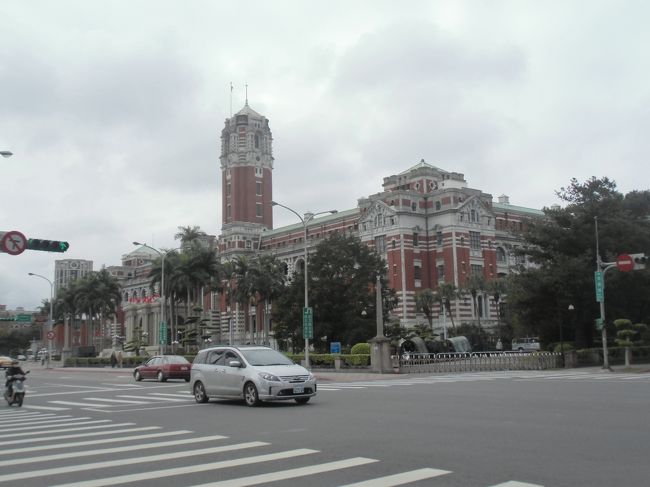 台湾旅行二日目の午前中は、宿をチェックアウトしたあとの台北街歩きから。乗車する列車の出発前に軽くニニ八和平公園と台湾総督府の前を散策しました。<br />このあたりの旅行記は過去の旅行記の下書きを使っているので、写真枚数がかなり少なめ。そのまま次の復興号乗車編に統合しようかと思いましたが、そうすると今度は逆に写真が多くなりそうなのと、なにより編集作業が面倒くさくなるため（←これが本音）統合は無し。１６枚だったところを当時の写真を掘り起こして追加したりして２６枚になりました。<br /><br />542冊目　2020/10/20投稿