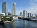 横浜駅の東口付近を歩く