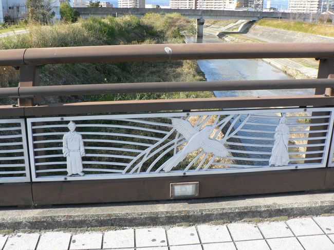 枚方市、交野市のあたり一帯は平安時代頃から「交野が原」と呼ばれ日本の七夕伝説発祥地との説がある。<br /> 平安時代初期桓武天皇は「交野が原」に北極星を祭り国家の安泰を祈願し狩猟を楽しんだといわれる。<br />「交野が原」は貴族の遊猟地として栄え『古今集』には在原業平が惟喬親王の狩猟の供をした時に『狩り暮し 棚機津女(たなばたつめ)に 宿借らむ 天の川原に 我は来にけり』と詠んだ歌が載っており、この頃には既に七夕の伝説が定着していたものと考えられている。<br />天野川を始め「星田」「星ヶ丘」「中宮」(北極星のこと)など七夕や星に関わる地名が多く生まれたのもこの頃だと言われている。<br />天野川に架かる橋にも「逢合橋(あいあいはし)」「 鵲橋(かささぎはし)」「天津橋(あまつばし)」(天の港の意味)など七夕伝説にちなむ名が付けられている。「 鵲橋(かささぎはし)」は七夕の夜牽牛星(彦星)と織女星(織姫)との年に一度の逢瀬のためにかささぎが羽を広げて橋をかけ2人を逢わせたと言う想像上の橋の名で天野川が淀川に注ぐ合流点近くの橋にかささぎの名を冠したもの。彦星、織姫の年に一度の逢瀬のためにかささぎが羽を広げて橋をかけ2人を逢わせた場面が「 鵲橋(かささぎはし)」「天津橋(あまつばし)」の金属の高欄に彫り描かれている。<br />(写真は彦星、織姫、かささぎを高欄に描いている天津橋の光景)<br /><br />