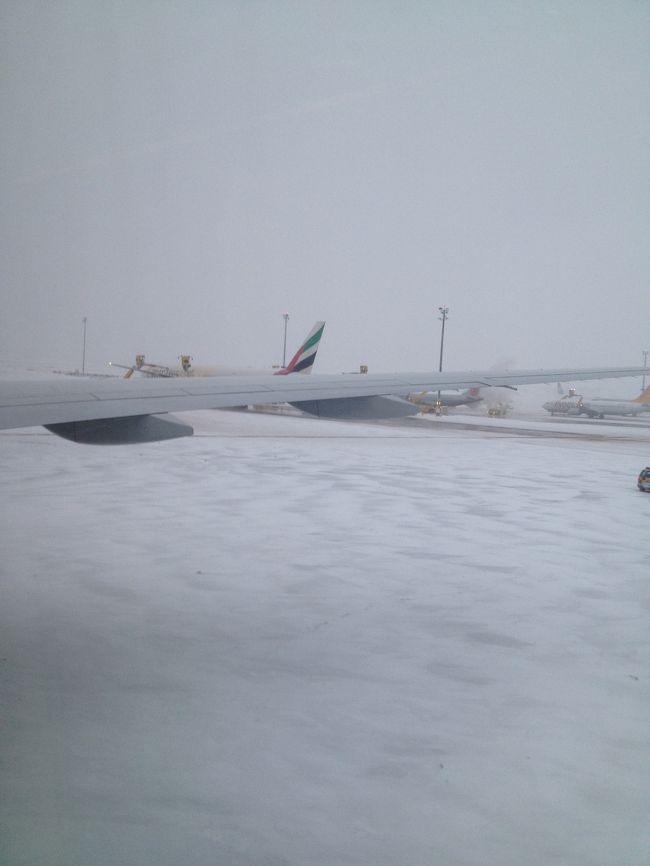 １月１８日から冬のヨーロッパに出かけました。オーストリア航空でウィーン経由でブリュッセルまでが初日の行程でしたが、ウィーン空港で手間取りました。オーストリア航空のホームページで大雪の情報がでていましたが、成田からの往路便は定刻に出発して、早めにウィーンに到着しました。<br /><br />ここまでは順調でしたが、到着スポットに近づくと多くの飛行機が除雪作業中でした。乗り継ぎカウンターに寄ると<br />ブリュッセルへの便は定刻出発とのこと。安心していたらいつまでも搭乗時間が表示されません。定刻の１７時２０分を２０分くらい過ぎると、係員がきて欠航となったと言います。いったん外へ出て、オーストリア航空のチケットカウンターで２１時４０分のブリュッセル行きに乗るよう、チケットの再発行をする指示がでました。<br /><br />大勢の人の後を追って、チケットカウンターで航空券の再発行をしました。１時間以上かかる始末です。再度入国の手続きをしました。搭乗ゲートでブリュッセルへの便を待っていましたが、遅れること、２２時３０分にやっと飛び立つことになりました。心配なことが、荷物はどうなるかでした。振替便にバッゲージクレームターグは乗せられましたが。<br /><br />ブリュッセルまでは２時間かかりました。１９日の午前０時３０分ブリュッセル空港へ到着しました。ところが、荷物は全くでてきませんでした。多くの人が手荷物カウンターに並び、手続きをすることになりました。並ぶことここでも１時間以上。荷物の遅延証明書を発行してもらい、後日ホテルまで運んでもらうことになりました。<br />ひげそりとか石けんとか最低限のキットをもらいましたが。<br /><br />深夜のブリュッセル空港を出たのは午前２時頃でした。タクシー乗り場には何台もタクシーが並んでいました。市内までは５０ユーロくらいとの説明で、中央駅近くのホテルまで。深夜ですので信号待ちもなく１０分くらいで中心部に到着して、ホテルのフロントを起こしてチェックインしました。<br /><br />ウィーン空港からホテルにはメールで深夜に到着することを伝えていました。そうしたらホテルの最上階のグランプラスを見渡せるいい部屋を取っておいてくれました。