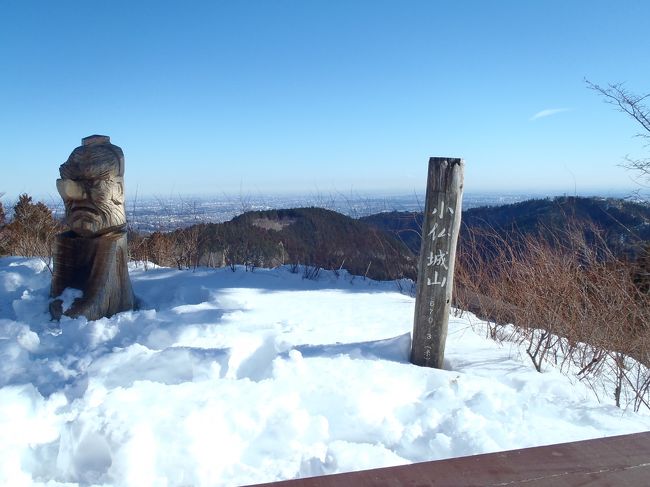 今年はじめの山の会の山行は高尾山の外周の山々を縦走してきました。<br />高尾駅北口から日影バス停で下車。<br />まずは小仏城山へ登ると冠雪の富士山が見えテンションＵＰ！<br />そこから高尾山に向かうのが普通なのでしょうが我が山の会はあまり人が行かない大垂水峠へ下り、<br />大洞山へのコースをとりました。<br />１４日に降った雪のあとだったため、最初から最後まて軽アイゼンをつけての山行は初めての経験。　いい経験になりました。<br />白馬大雪渓で初めて軽アイゼンを購入した以来で装着にもたついてしまいました。<br />雪道をサクサク歩くのは気持ち良かったですけど、凍った道などは注意が必要。<br />暖かい日でしたので大汗をかいて冷えた為、翌日から鼻風邪をひいてしまいました。<br /><br />2013年登山記録<br />1.19 小仏城山～大洞山～金毘羅山～中沢山～泰光寺山～草戸山