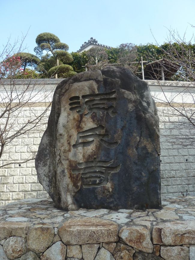 大阪に帰る途中、神戸の手前に須磨はある。<br /><br />奥の細道で芭蕉は敦賀湾の立石岬の東南にある、色が浜を訪ね、「寂しさや　須磨にかちたる濱の秋」と詠む。<br /><br />義弟にその話をしたら、寄ってくれることになったのが須磨の”現光寺”。<br /><br />入り口の石段の下に”源氏寺”と刻まれた石碑があり、手前の案内板によると、この石碑は”源氏寺碑”といい、石碑の裏側に刻まれているのは源氏物語の須磨の巻の1節らしい。<br /><br />なめらかな坂を登ると、正面に本堂、その右手に、芭蕉が泊まったともいわれる”風月庵”があり、その右手前に、芭蕉の三段切りの名句として知られる句碑が建っている。<br /><br />　　見渡せば　ながむれば　見れば　須磨の秋　　芭蕉<br /><br />他にも正岡子規の句碑もある。<br /><br />　　読みさして　月が出るなり須磨の巻　　子規<br /><br />またこの辺りから「川東左右関所」と刻まれた石が発見されたため、須磨の関があったとされ、案内の石柱がもあった。<br /><br />本堂自体は1995年の阪神・淡路大震災によって倒壊し、現在は再建された新しい御堂。<br /><br />訪れた敦賀の色が浜もそうだったが、まして真新しい御堂を前にして”寂しさ”を感じ取ることはとてもできない。