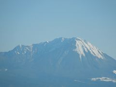 朝日に映えて聳えたつ