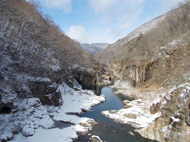 ウェブカメラで雪の龍王峡を見て、急に行きたくなり、<br />前日（18日）、川治温泉に宿を予約し、行って来ました。<br /><br />氷点下が続いていたので、非常に寒いのかと防寒着をリュックに詰め、<br />登山靴に、防水の靴墨を塗り込み、<br /><br />遊歩道も凍結して滑りやすいのではと<br />久々の山登りスタイル。朝も早めに出ました。<br /><br />念のため、2時間におきに、自宅に電話を入れていましたが、<br /><br />当日は、天気もよく、また、凍結もなく･夜に雪も少し降ったようで、<br />歩きやすく、予想したより、楽なハイキングでした。<br /><br />それでは、写真でハイキングを始めます。<br /><br />ｃｆ．雪のない龍王峡と比較されたい方は、<br />同じコースの　秋のハイキングの旅行記<br /><br />「おいしいゆず味噌団子」（今回の龍王峡＋白岩半島）<br /><br />と比較してください。<br /><br />近いポイントでの写真が多かったと思います。