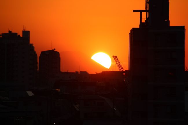 都内で、地面に立って富士山が見られる地はどんどん少なくなってきているようです。<br />ここ日暮里駅から徒歩10分ぐらいのところにある、富士見坂はいまだに富士山をみることができる地として有名なようです。<br />1月29日から3日間ほどは、太陽が富士山に沈むために、ダイアモンド富士が見られる、それも今回が最後のチャンスになる！！！ということで、だいぶ前から報道されていました。<br />たまたまお天気も良いし、時間がとれたので、行ってみることにしました。