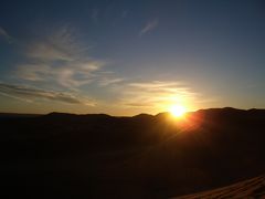 サハラ砂漠で駱駝にのって朝日を見る。